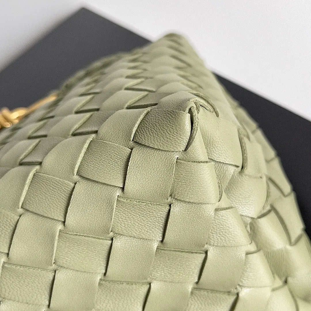 The 2023 new Andiamo batch of 1860 BV has been shipped‼ ️Really popular🔥The new Andiamo woven handbag launched by Bottega Veneta this season is really popular all over the world! ! Celebrities at home and abroad have worn it, and Oscar-winning actress Michelle Yeoh has taken it out on the street. Song Jia, Trai Yara, Yu Feihong, Sanji Ayaka, Rosie Hunting-Whiteley, Yoshioka Riho, etc. have all picked up this bag. It is classic and versatile, showing off its temperament, and the bag capacity is also large, which is very convenient for daily commuting! ! A variety of carrying methods, the shoulder straps can be adjusted by yourself, the original lambskin feels soft and delicate, and the neutral style is made to break gender boundaries and bring a more practical and longer-lasting use experience. Andiamo, which has both elegant and casual styles, perfectly interprets the true appearance of "fashionable old money style". Style number: 743568 Size: 25*22*10.5cm